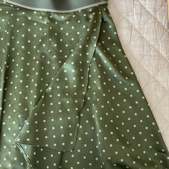 Green polka dot fully lined satin Guess mini skirt. - Picture 3 of 8